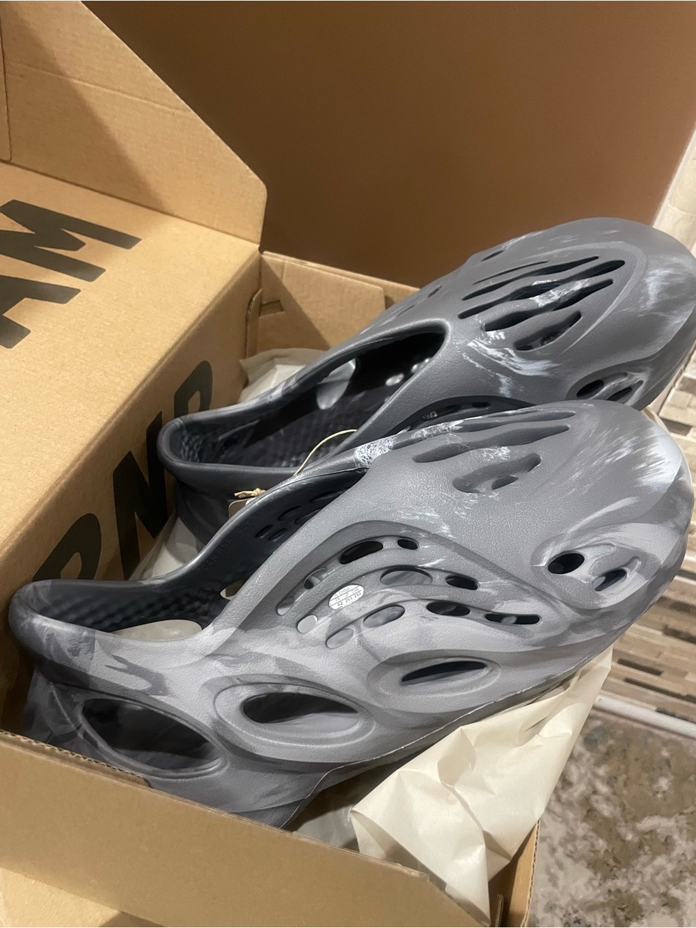 Yeezy Foam RNS - Picture 2 of 4
